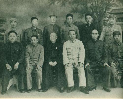出席新中国第一届政协会议的国内少数民族全体代表。前排左起:朱德海、王国兴、奎璧、张冲、马鸿宾、金汉文、第二排左起:天宝、刘格平、多杰才旦、杨静仁、白寿彝、朱早观。