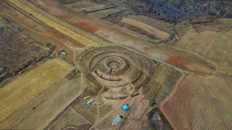 1500余年前的北魏孝文帝祭天遗址在呼和浩特市大青山海拔2200米蜈蚣坝顶端进行考古发掘。现场1万平方米。