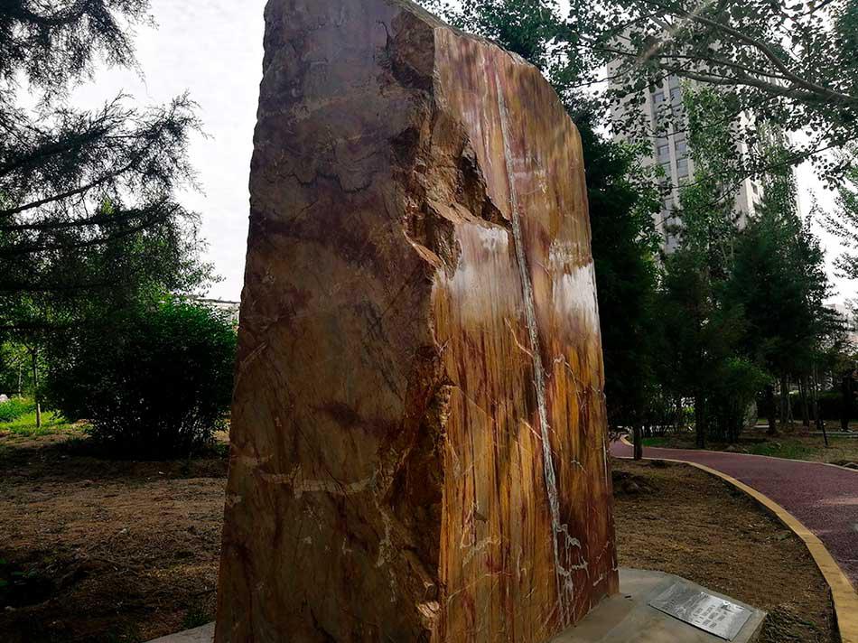 矿石园内陈展的玫瑰红大理石