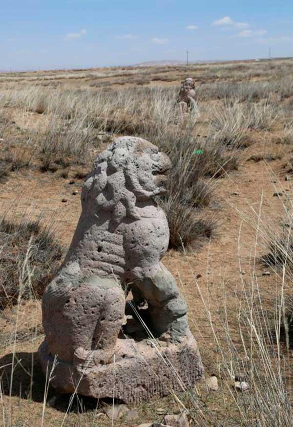 察汗不浪古城内的石狮