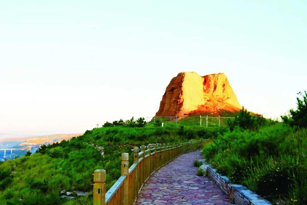 清水河县城关镇银滚山长城公园,背景烽火台